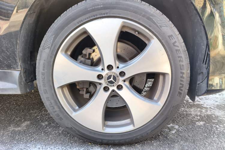 Used Mercedes-Benz GLE 2018 GLE 320 4MATIC Luxury Collection Edition Right Front Wheel Hub