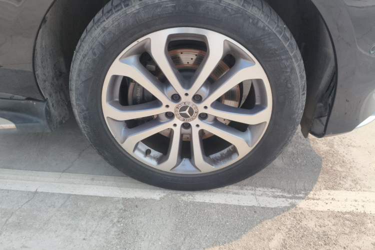 Used Mercedes-Benz GLE 2018 GLE 320 4MATIC Dynamic Edition Collector's Edition Right Front Wheel Hub