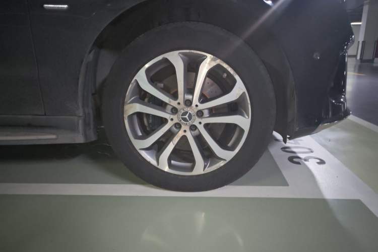 Used Mercedes-Benz GLE 2018 GLE 320 4MATIC Dynamic Edition Collector's Edition Right Front Wheel Hub
