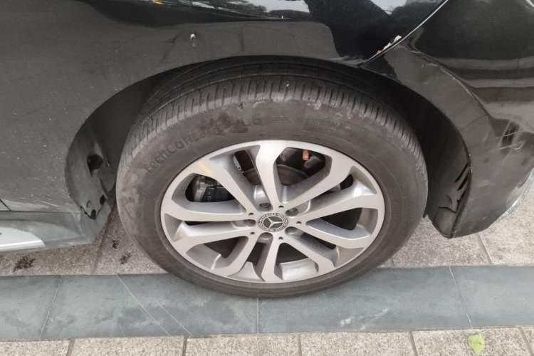Used Mercedes-Benz GLE 2018 GLE 320 4MATIC Dynamic Edition Collector's Edition Right Front Wheel Hub