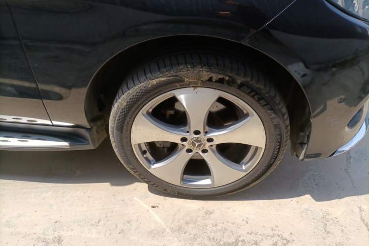 Used Mercedes-Benz GLE 2018 GLE 320 4MATIC Luxury Collection Edition Right Front Wheel Hub