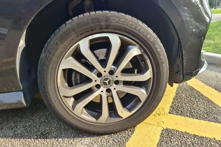 Used Mercedes-Benz GLE 2018 GLE 320 4MATIC Dynamic Edition Collector's Edition Right Front Wheel Hub