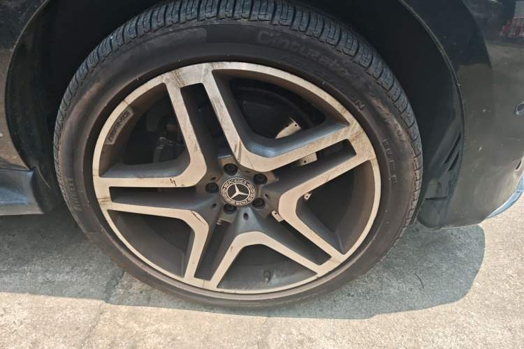 Used Mercedes-Benz GLE 2018 GLE 320 4MATIC Dynamic Edition Collector's Edition Right Front Wheel Hub