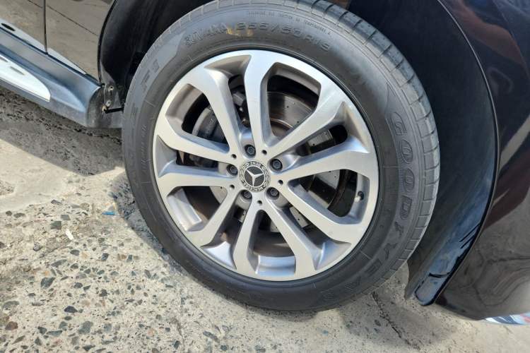 Used Mercedes-Benz GLE 2018 GLE 320 4MATIC Dynamic Edition Collector's Edition Right Front Wheel Hub