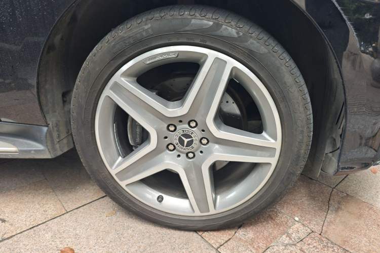 Used Mercedes-Benz GLE 2018 GLE 400 4MATIC Exclusive Edition Right Front Wheel Hub