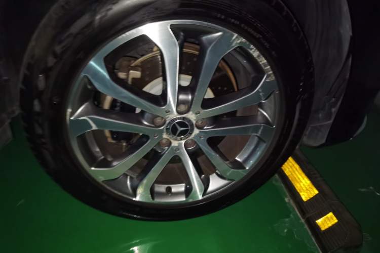 Used Mercedes-Benz GLE 2018 GLE 320 4MATIC Dynamic Edition Collector's Edition Right Front Wheel Hub