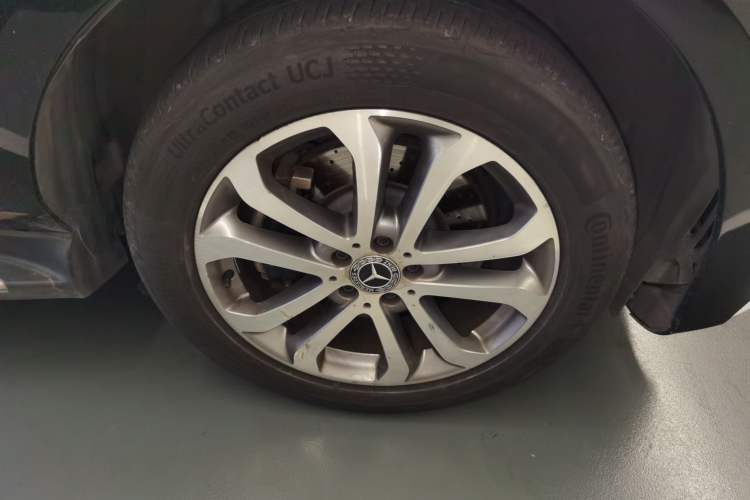 Used Mercedes-Benz GLE 2018 GLE 320 4MATIC Dynamic Edition Collector's Edition Right Front Wheel Hub