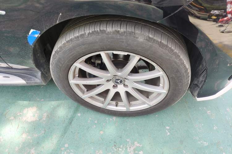 Used Mercedes-Benz GLE 2018 GLE 320 4MATIC Luxury Collection Edition Right Front Wheel Hub