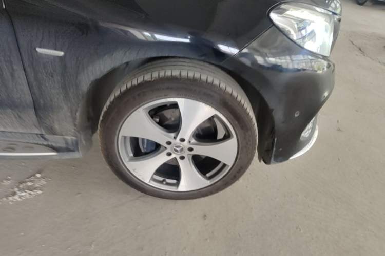 Used Mercedes-Benz GLE 2018 GLE 320 4MATIC Luxury Collection Edition Right Front Wheel Hub