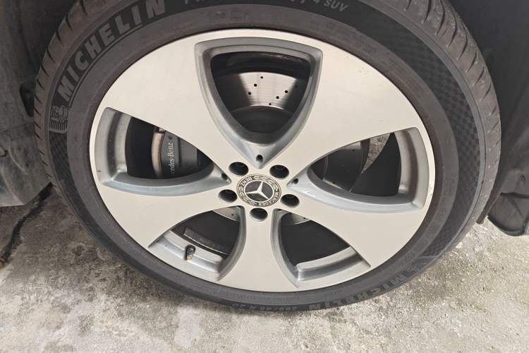 Used Mercedes-Benz GLE 2018 GLE 320 4MATIC Luxury Collection Edition Right Front Wheel Hub