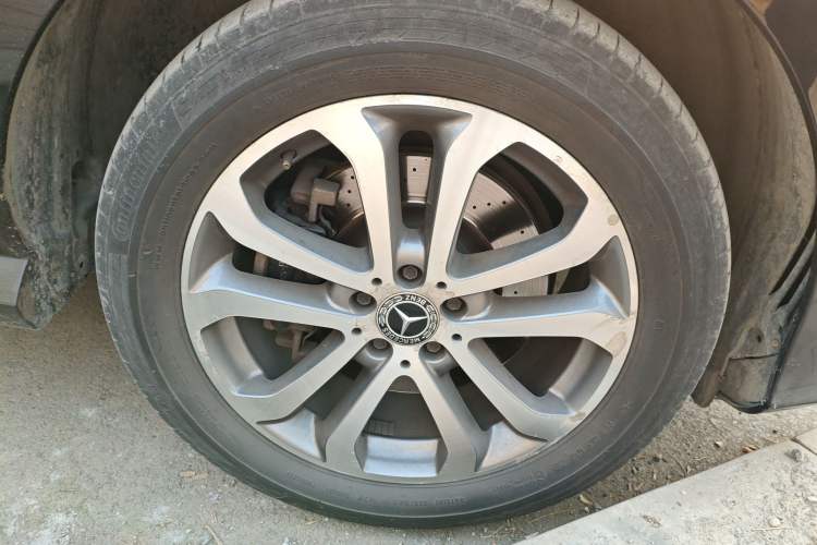 Used Mercedes-Benz GLE 2018 GLE 320 4MATIC Dynamic Edition Collector's Edition Right Front Wheel Hub