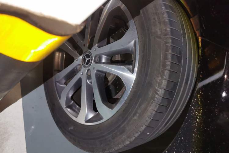 Used Mercedes-Benz GLE 2018 GLE 320 4MATIC Dynamic Edition Collector's Edition Right Front Wheel Hub