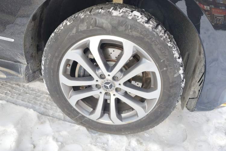 Used Mercedes-Benz GLE 2018 GLE 320 4MATIC Dynamic Edition Collector's Edition Right Front Wheel Hub