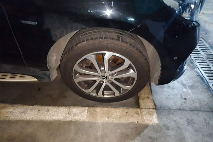 Used Mercedes-Benz GLE 2018 GLE 320 4MATIC Dynamic Edition Collector's Edition Right Front Wheel Hub