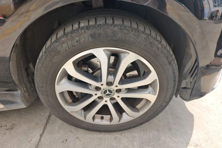 Used Mercedes-Benz GLE 2018 GLE 320 4MATIC Dynamic Edition Collector's Edition Right Front Wheel Hub