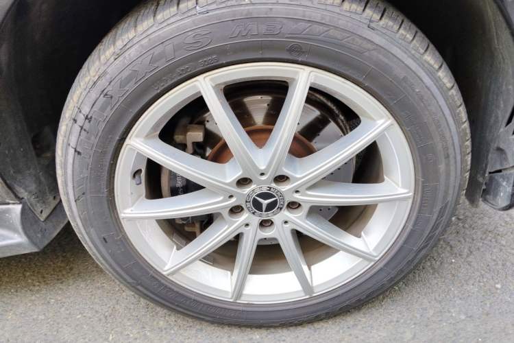 Used Mercedes-Benz GLE 2018 GLE 320 4MATIC Dynamic Edition Collector's Edition Right Front Wheel Hub