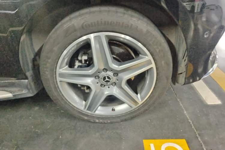 Used Mercedes-Benz GLE 2018 GLE 320 4MATIC Dynamic Edition Collector's Edition Right Front Wheel Hub