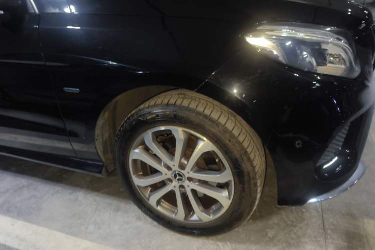 Used Mercedes-Benz GLE 2018 GLE 320 4MATIC Dynamic Edition Collector's Edition Right Front Wheel Hub