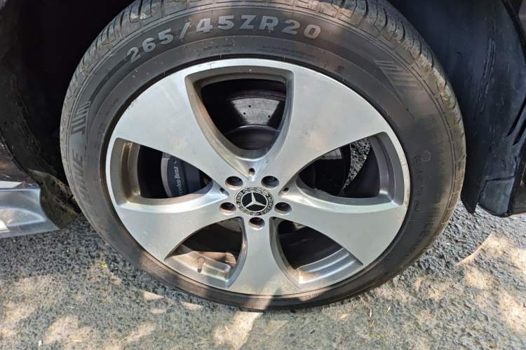 Used Mercedes-Benz GLE 2018 GLE 320 4MATIC Luxury Collection Edition Right Front Wheel Hub