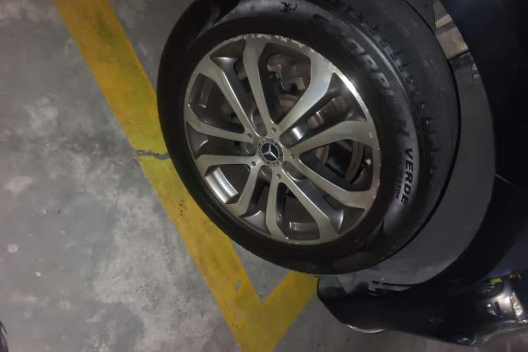 Used Mercedes-Benz GLE 2018 GLE 320 4MATIC Dynamic Edition Collector's Edition Right Front Wheel Hub