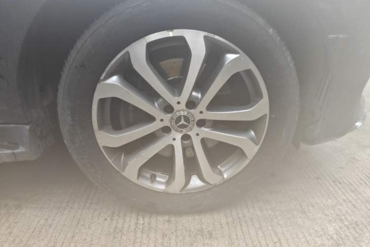 Used Mercedes-Benz GLE 2018 GLE 320 4MATIC Dynamic Edition Collector's Edition Right Front Wheel Hub