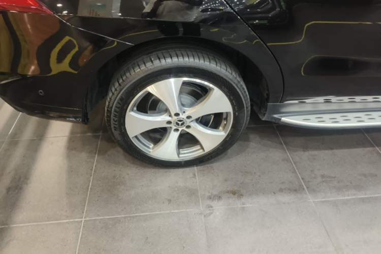 Used Mercedes-Benz GLE 2018 GLE 320 4MATIC Dynamic Edition Collector's Edition Right Rear Wheel Hub