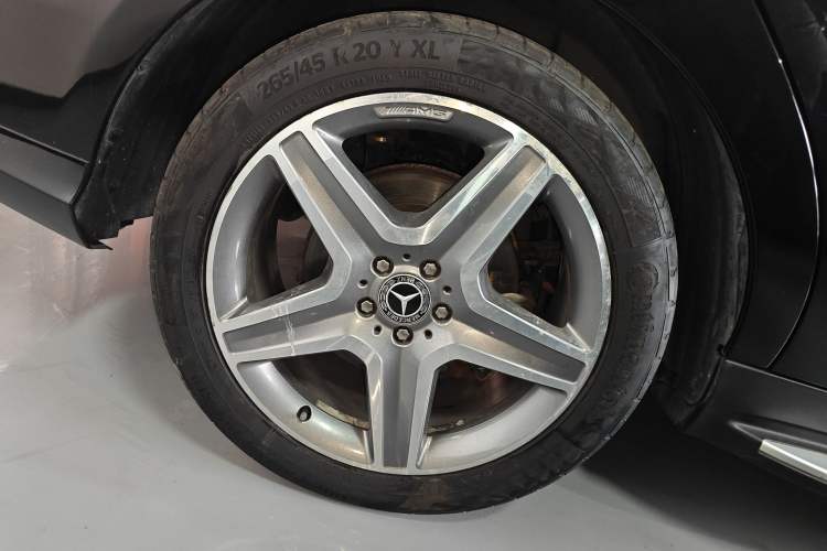 Used Mercedes-Benz GLE 2018 GLE 400 4MATIC Exclusive Edition Right Rear Wheel Hub