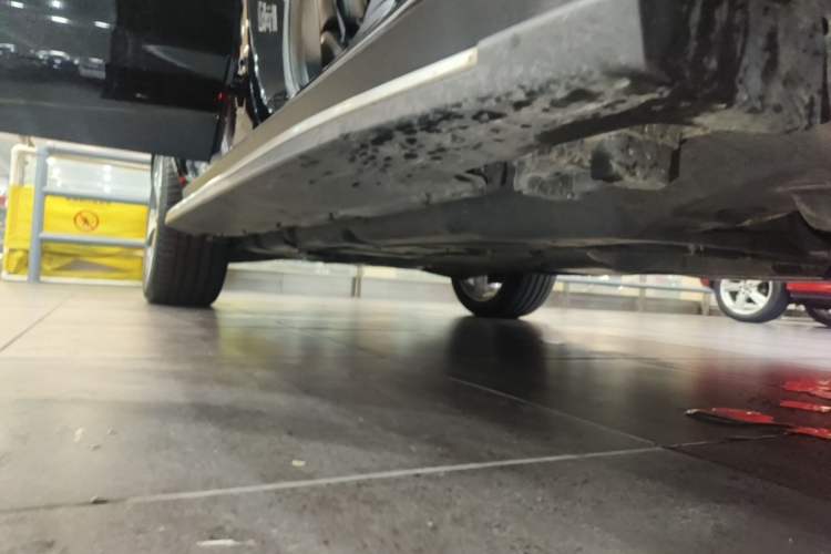 Used Mercedes-Benz GLE 2018 GLE 320 4MATIC Dynamic Edition Collector's Edition Right Side Sill