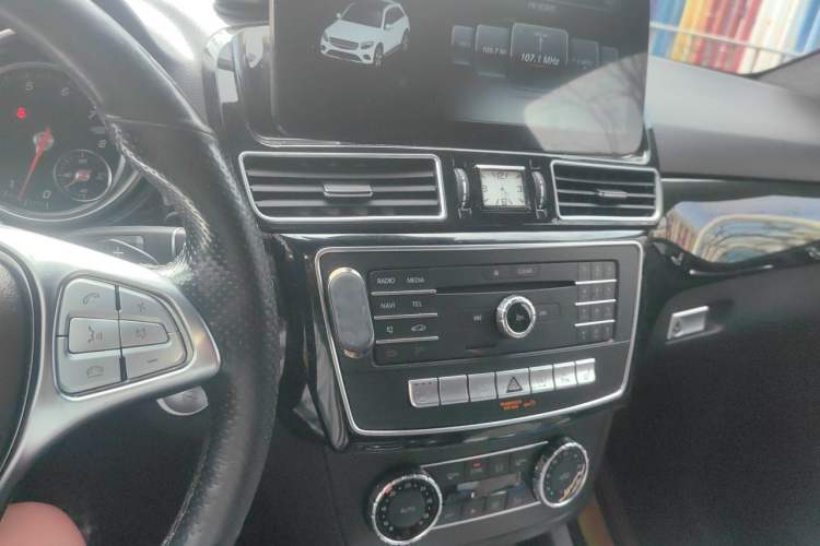 Used Mercedes-Benz GLE 2018 GLE 400 4MATIC Exclusive Edition Audio And AC Panel