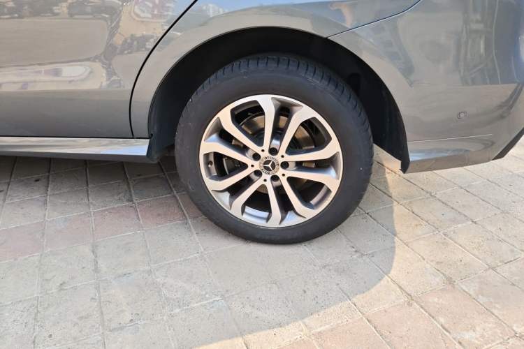 Used Mercedes-Benz GLE 2018 GLE 320 4MATIC Dynamic Edition Collector's Edition Right Front Wheel Hub