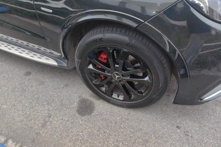 Used Mercedes-Benz GLE 2018 GLE 320 4MATIC Dynamic Edition Collector's Edition Right Front Wheel Hub