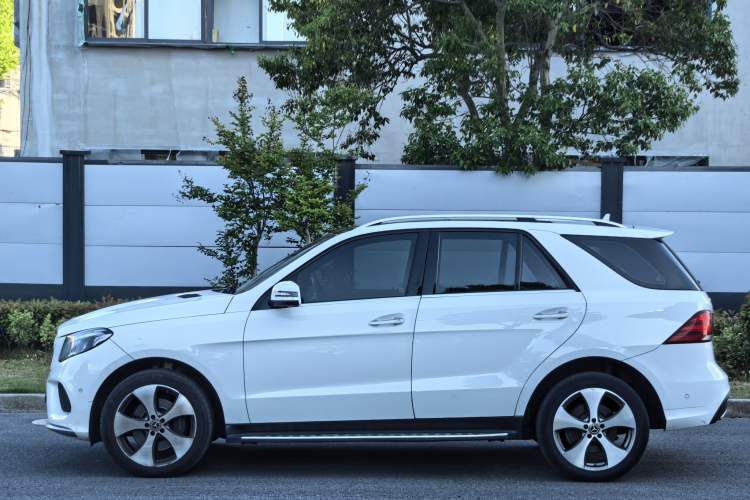 Used Mercedes-Benz GLE 2018 GLE 320 4MATIC Luxury Collection Edition Exterior 4