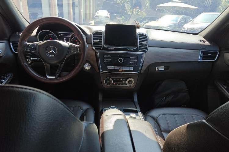 Used Mercedes-Benz GLE 2018 GLE 320 4MATIC Dynamic Edition Collector's Edition Interior 2