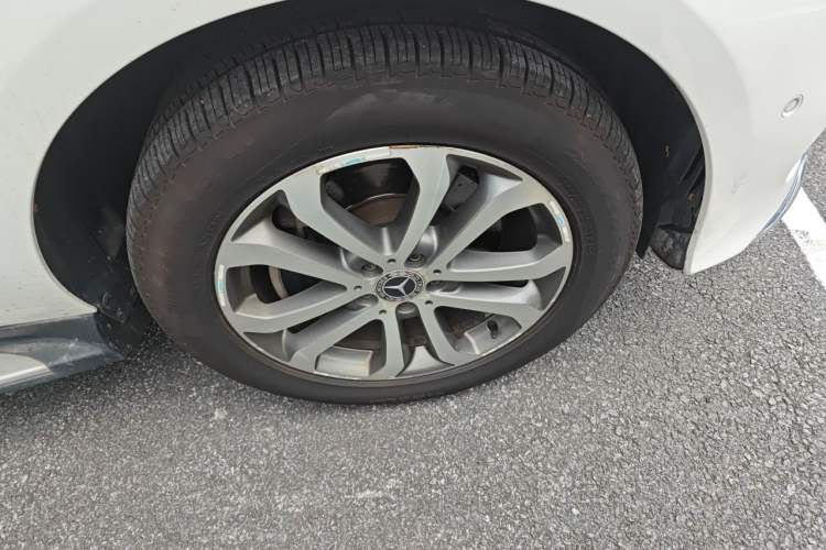 Used Mercedes-Benz GLE 2018 GLE 320 4MATIC Dynamic Edition Collector's Edition Right Front Wheel Hub
