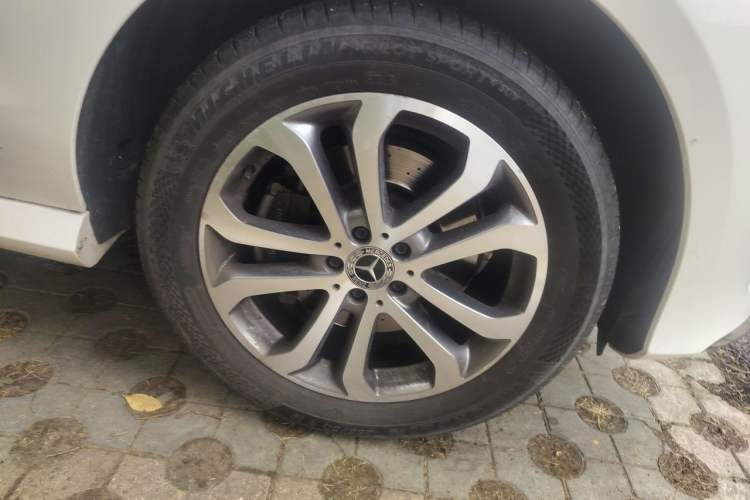 Used Mercedes-Benz GLE 2018 GLE 320 4MATIC Dynamic Edition Collector's Edition Right Front Wheel Hub