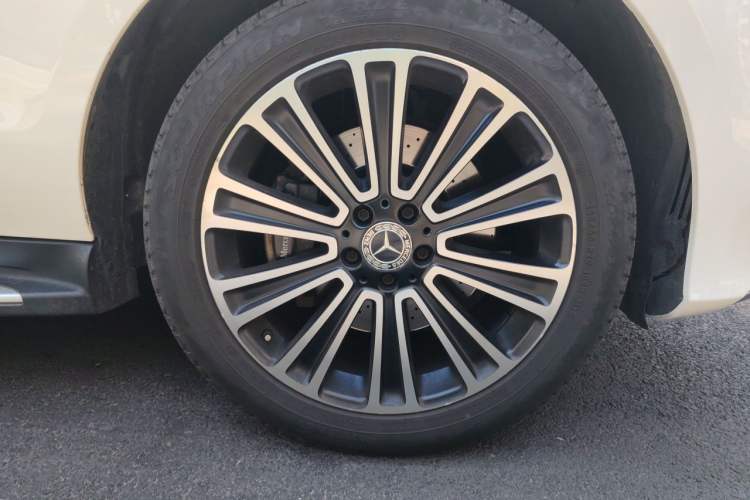 Used Mercedes-Benz GLE 2018 GLE 400 4MATIC Exclusive Edition Right Front Wheel Hub