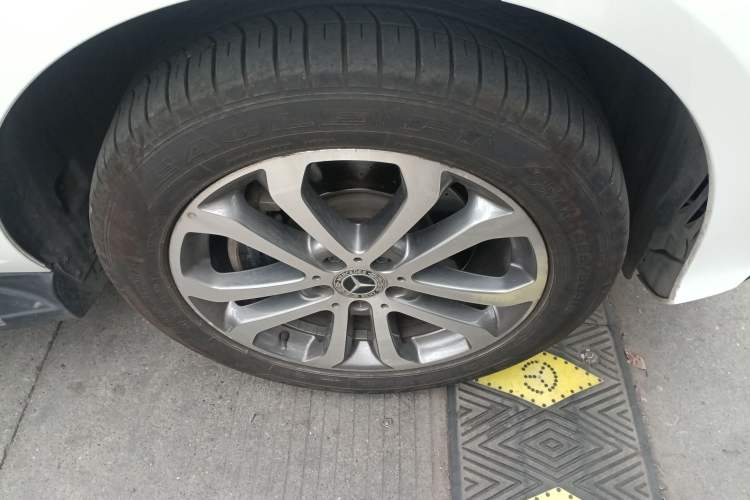Used Mercedes-Benz GLE 2018 GLE 320 4MATIC Dynamic Edition Collector's Edition Right Front Wheel Hub