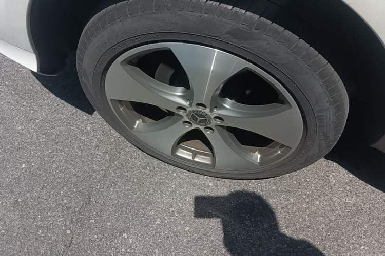Used Mercedes-Benz GLE 2018 GLE 320 4MATIC Luxury Collection Edition Right Rear Wheel Hub