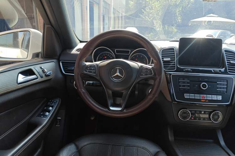 Used Mercedes-Benz GLE 2018 GLE 320 4MATIC Dynamic Edition Collector's Edition Steering Wheel