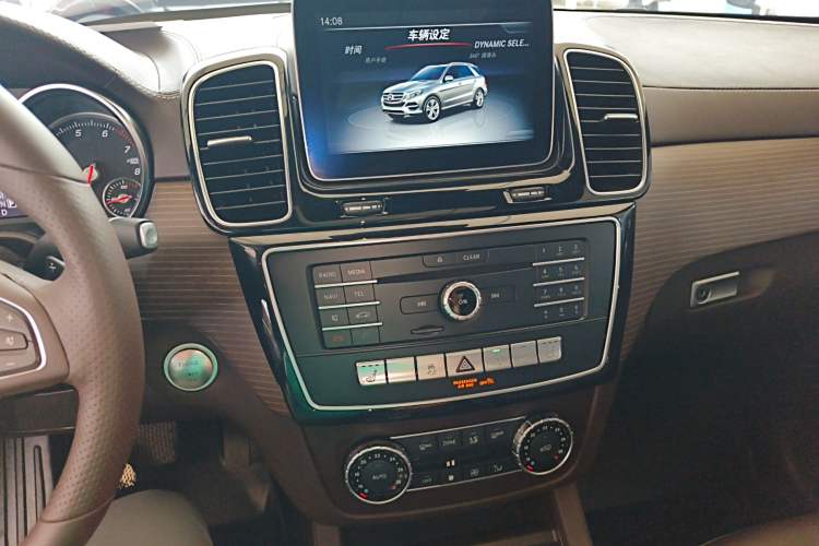Used Mercedes-Benz GLE 2019 GLE 400 4MATIC Exclusive Edition Audio And AC Panel