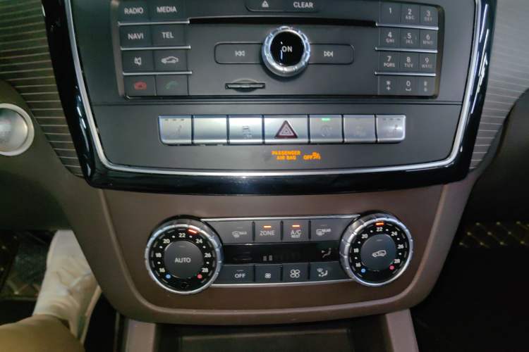 Used Mercedes-Benz GLE 2019 GLE 400 4MATIC Exclusive Edition Audio And AC Panel