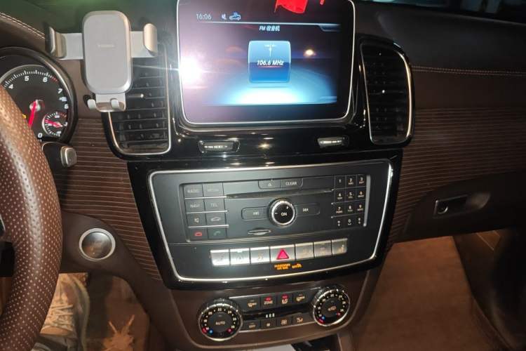 Used Mercedes-Benz GLE 2019 GLE 320 4MATIC Dynamic Edition Prestige Model Audio And AC Panel