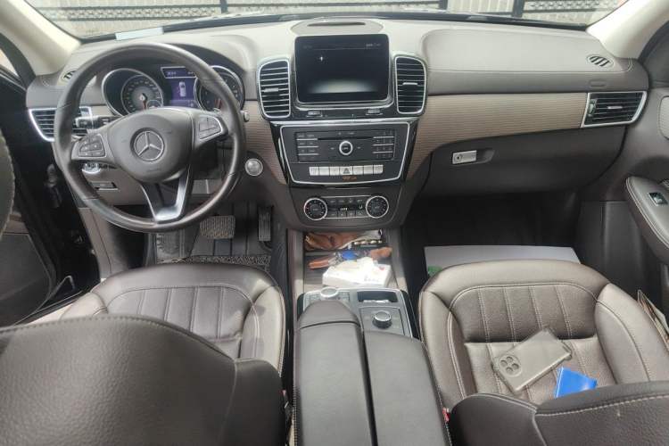 Used Mercedes-Benz GLE 2019 GLE 320 4MATIC Dynamic Edition Prestige Model Center Console