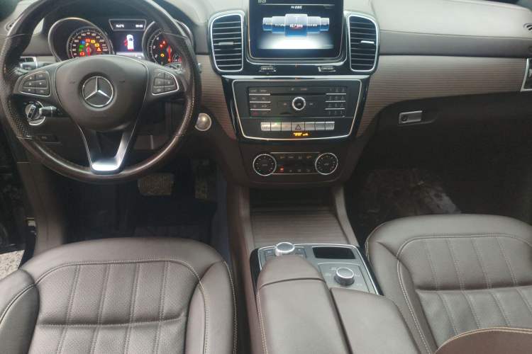 Used Mercedes-Benz GLE 2019 GLE 320 4MATIC Dynamic Edition Prestige Model Center Console