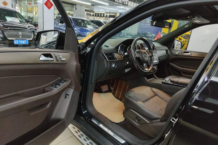 Used Mercedes-Benz GLE 2019 GLE 320 4MATIC Luxury Collection Edition Interior 3
