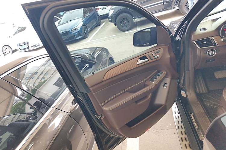 Used Mercedes-Benz GLE 2019 GLE 400 4MATIC Exclusive Edition Left Front Door Interior