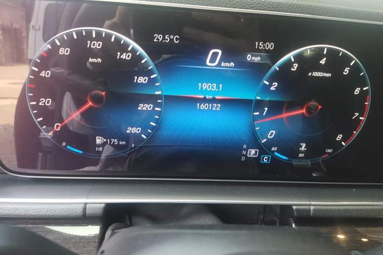 Used Mercedes-Benz GLE  Odometer Close Up