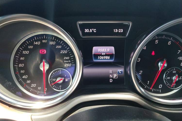 Used Mercedes-Benz GLE  Odometer Close Up