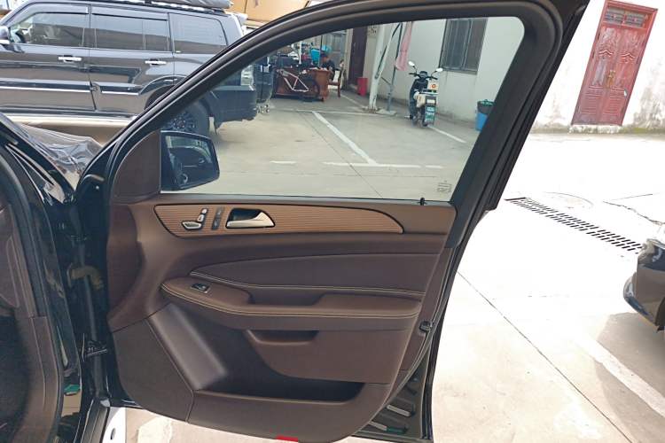 Used Mercedes-Benz GLE 2019 GLE 400 4MATIC Exclusive Edition Right Front Door Interior