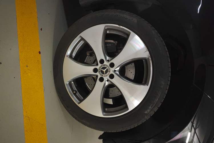 Used Mercedes-Benz GLE 2019 GLE 320 4MATIC Luxury Collection Edition Right Front Wheel Hub